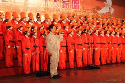 太猖狂了！以军突然轰炸联合国机构大楼，炮弹爆炸致近百人伤亡